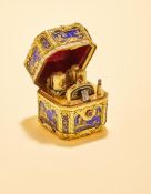 Y A GEORGE III GOLD MOUNTED BLUE GLASS SQUARE ETUI