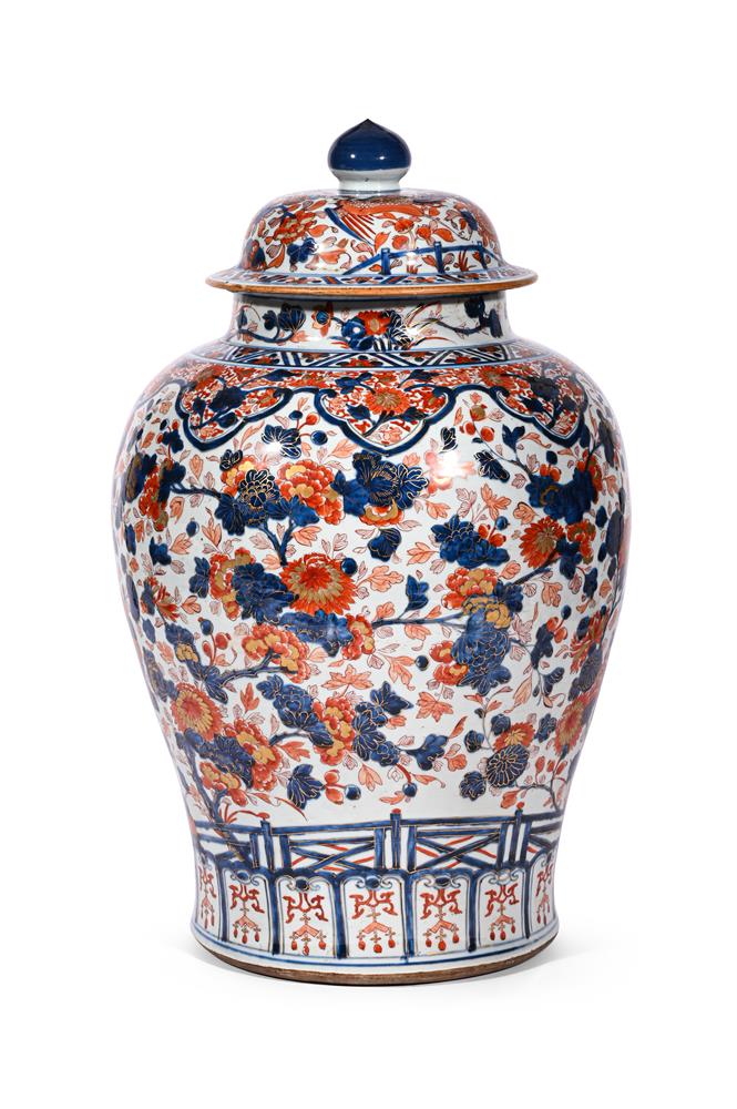 A LARGE CHINESE IMARI VASE AND COVER, 18TH CENTURY