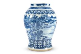 A LARGE BLUE AND WHITE CHINESE VASE, LATE 18TH OR EARLY 19TH CENTURY