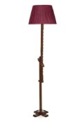 AN OAK ADJUSTABLE FLOOR LAMP, IN THE MANNER OF FRANCES ELKINS, MID 20TH CENTURY