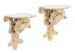 A PAIR OF POTTERY WALL BRACKETS MODELLED AS PARROTS, CONTINENTAL, 20TH CENTURY