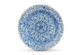 A LARGE CHINESE BLUE AND WHITE DISH, KANGXI (1662-1722)