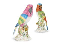A PAIR OF CONTINENTAL PORCELAIN MODELS OF PARROTS IN THE MEISSEN MANNER, FIRST HALF 20TH CENTURY