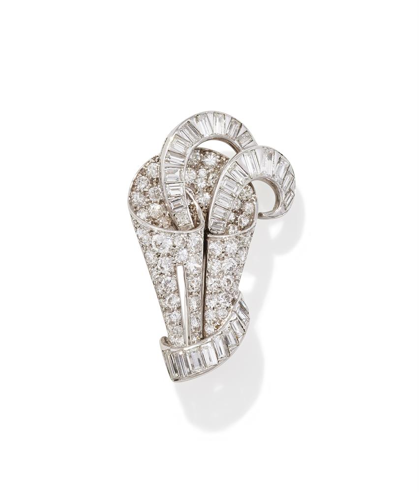 A MID 20TH CENTURY DIAMOND BROOCH