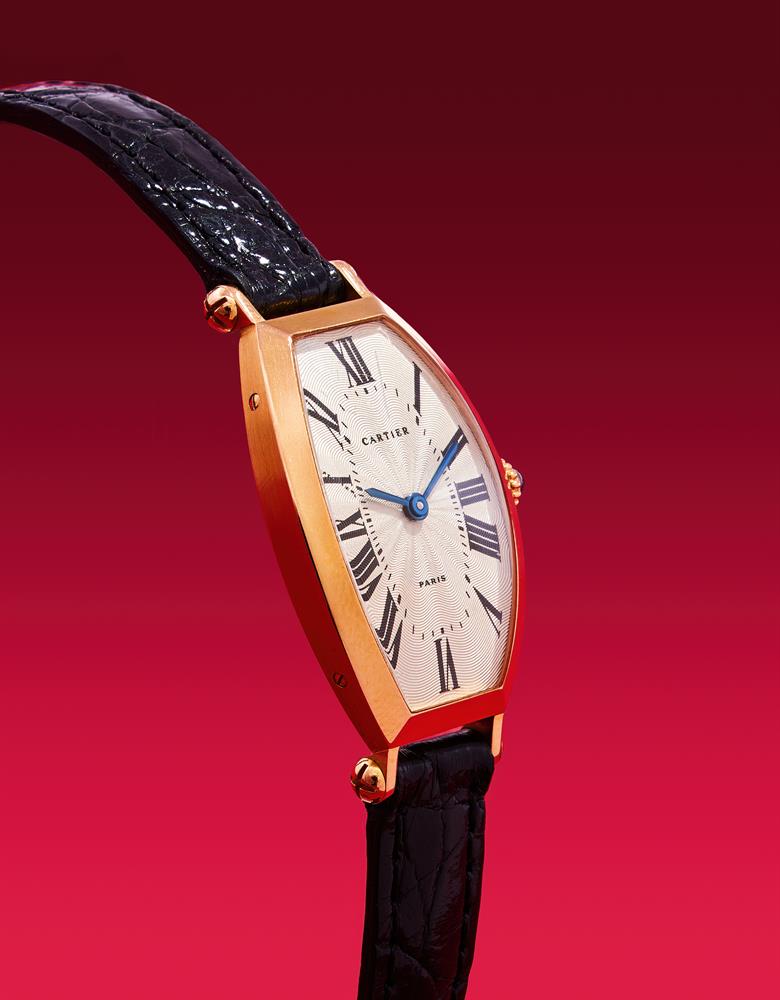 CARTIER, TONNEAU, AN 18 CARAT GOLD WRISTWATCH