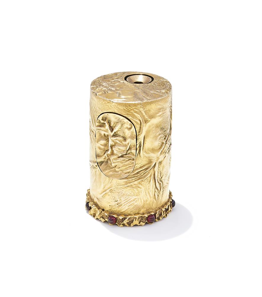 BRAUN, A 9 CARAT GOLD SLEEVE AND GRANET SET TABLE LIGHTER