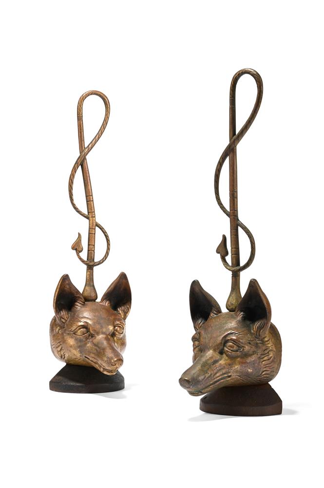 A PAIR OF BRASS FOX HEAD DOOR PORTERS OR DOOR STOPS, EARLY 20TH CENTURY