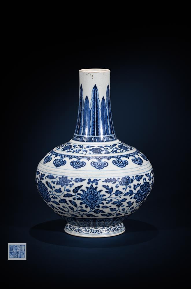 A Chinese blue and white Chrysanthemum vase