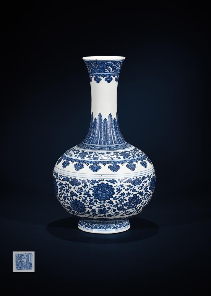 A Chinese blue and white bottle vase