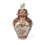 A JAPANESE IMARI VASE AND COVER, EDO PERIOD, LATE 17TH OR 18TH CENTURY