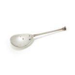 AN ELIZABETH I SILVER SEAL TOP SPOON, CHRISTOPHER HUNTON, YORK 1569