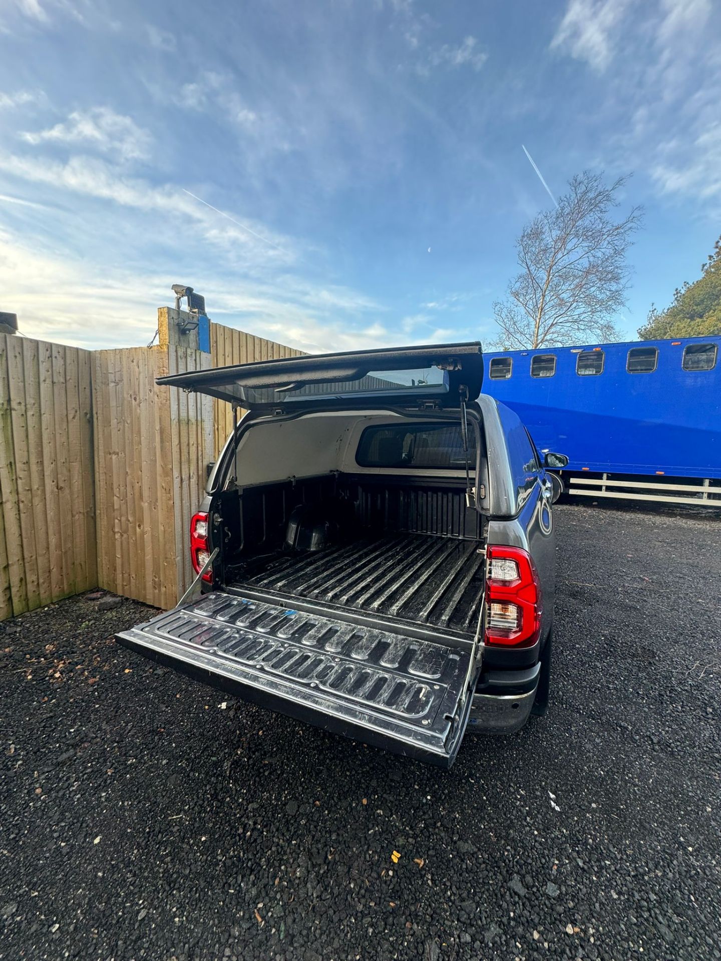2021 TOYOTA HILUX INVINCIBLE D-4D 4WD DCB AUTOMATIC – GREY - Image 13 of 20