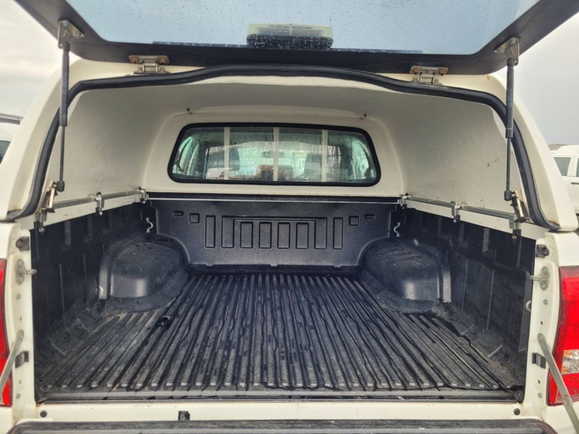 **(ONLY 89K MILEAGE)** 2019 (69 PLATE) TOYOTA HILUX ACTIVE D-4D 4WD DOUBLE CAB PICK-UP - Image 13 of 14