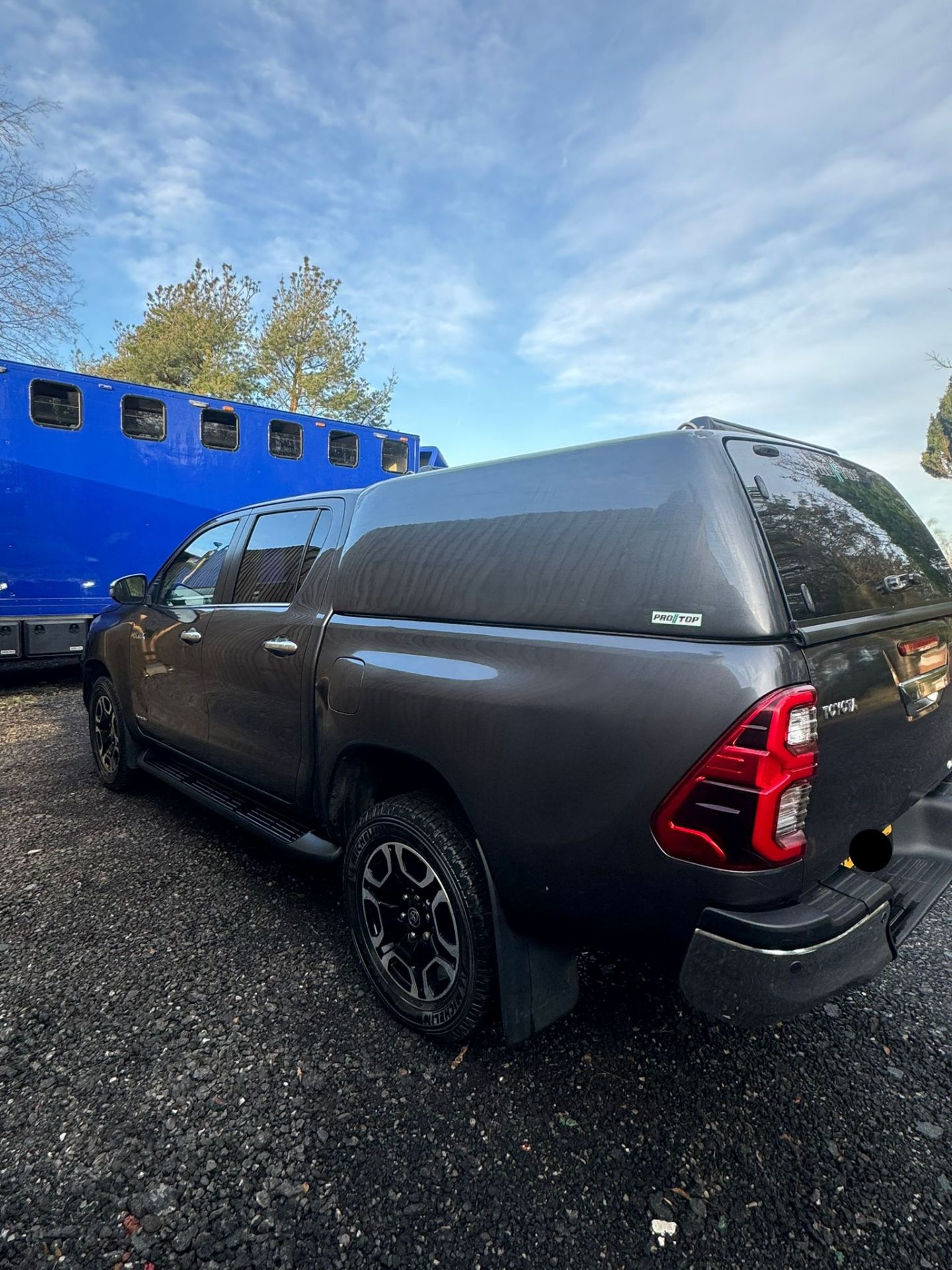 2021 TOYOTA HILUX INVINCIBLE D-4D 4WD DCB AUTOMATIC – GREY - Image 10 of 20