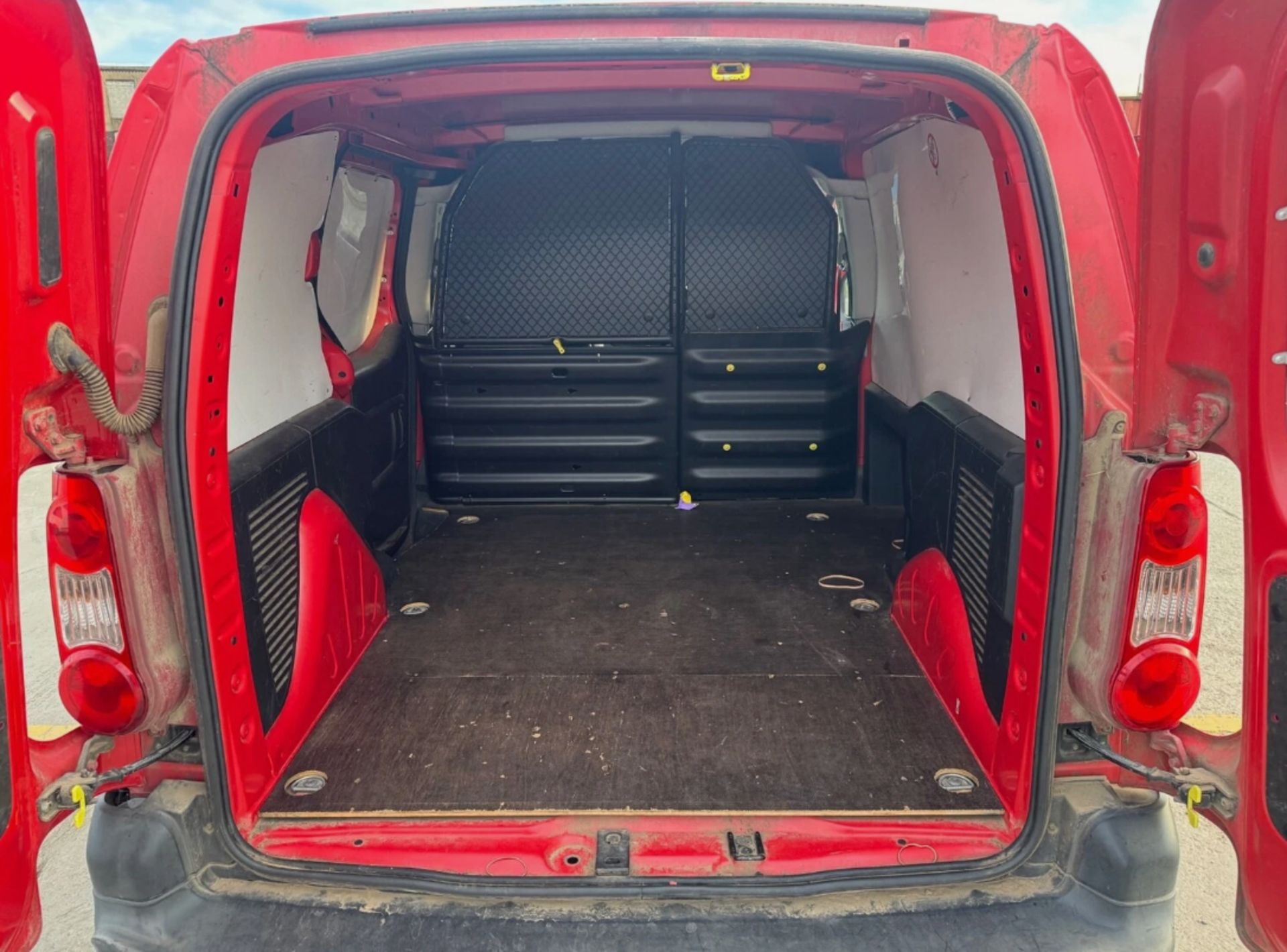 **(ONLY 116K MILEAGE)** 2012 PEUGEOT PARTNER 625 S 1.6 HDI PANEL VAN – DIESEL – MANUAL – RED - Image 7 of 16