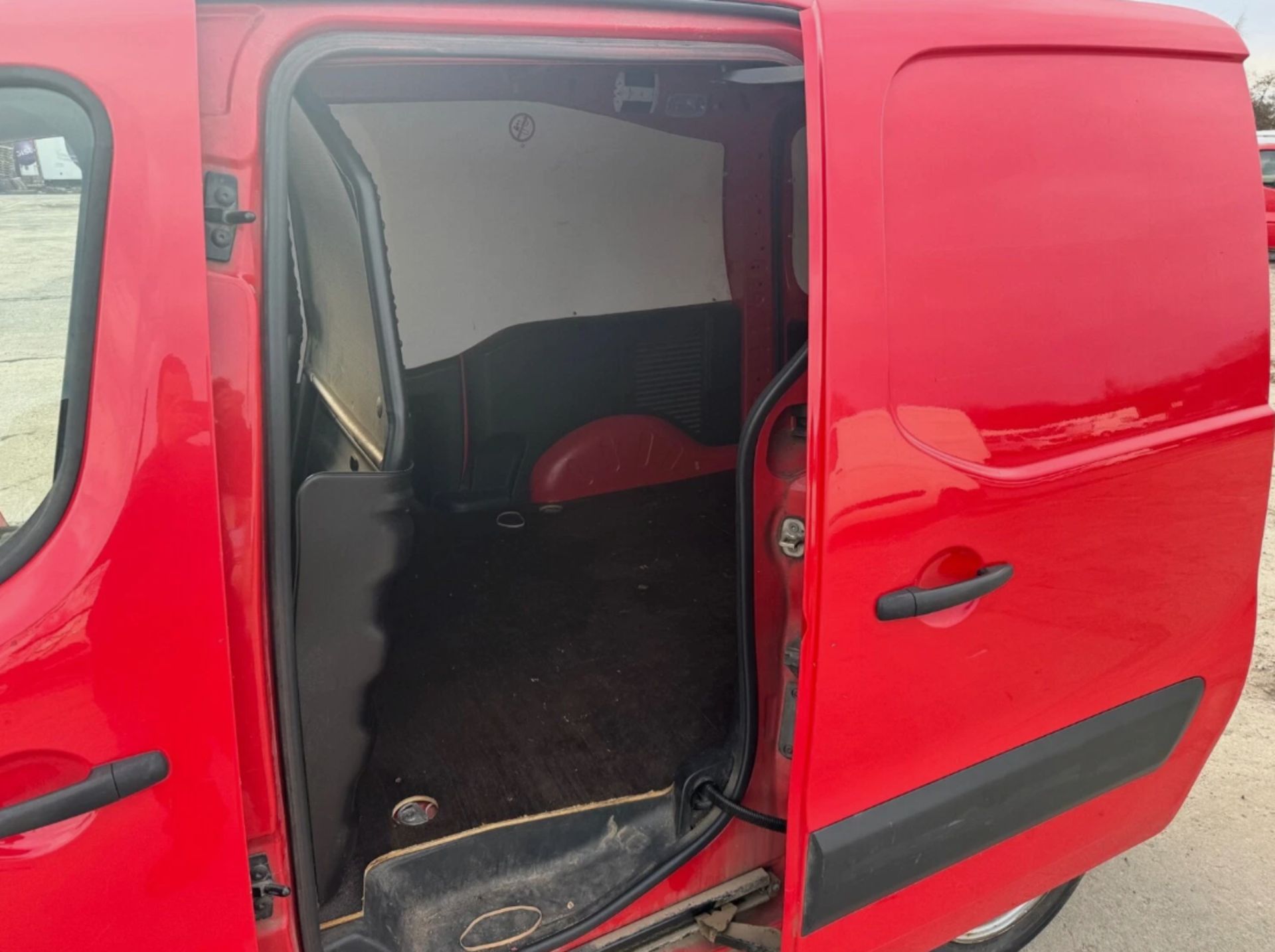 **(ONLY 116K MILEAGE)** 2012 PEUGEOT PARTNER 625 S 1.6 HDI PANEL VAN – DIESEL – MANUAL – RED - Image 8 of 16