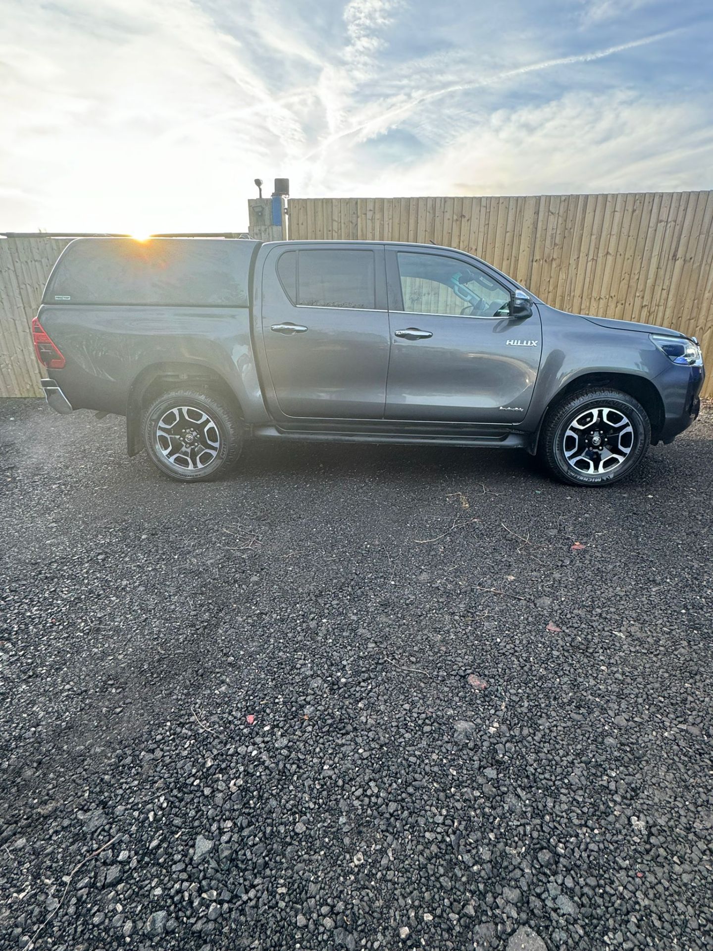 2021 TOYOTA HILUX INVINCIBLE D-4D 4WD DCB AUTOMATIC – GREY - Image 5 of 20