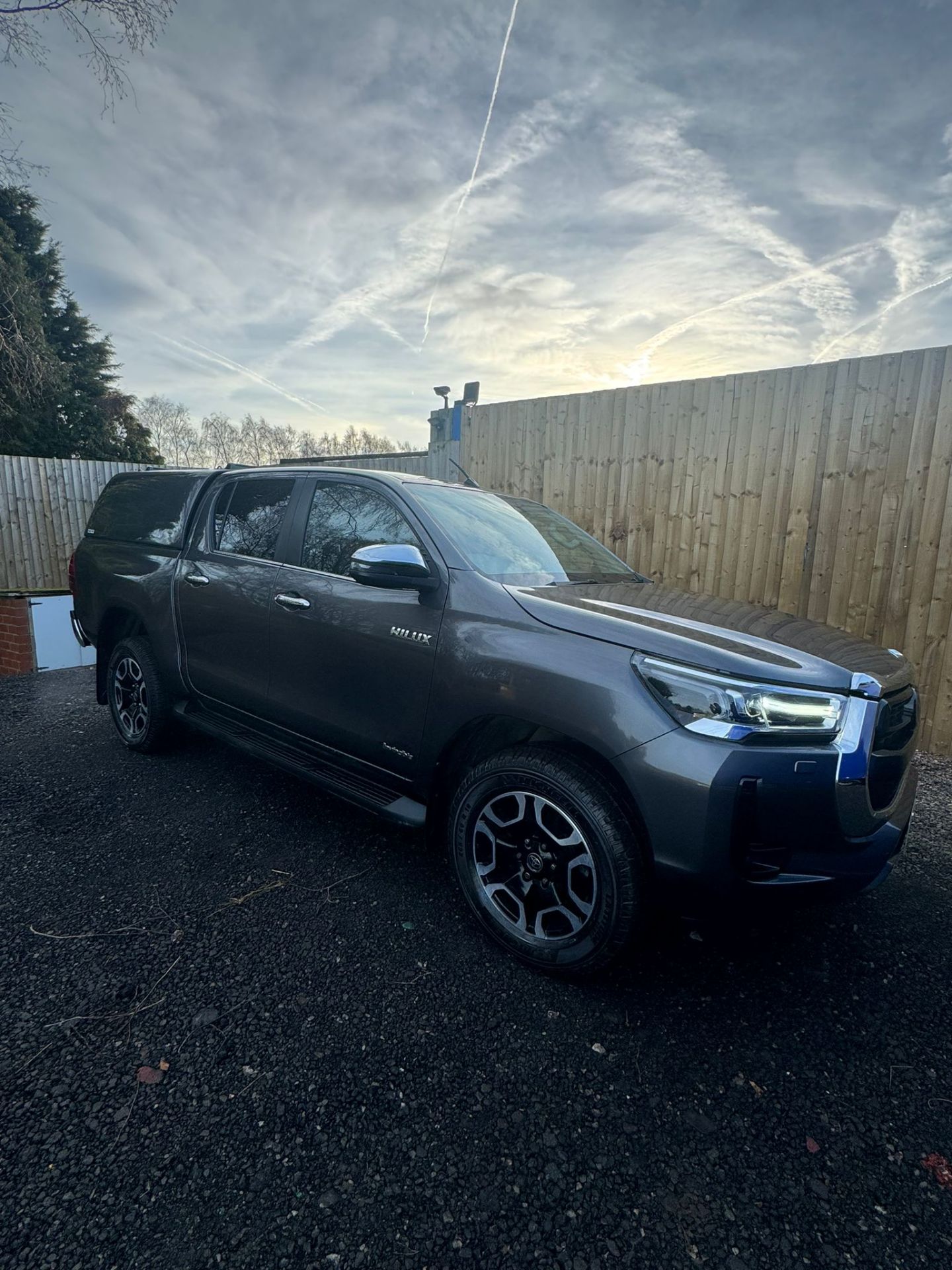 2021 TOYOTA HILUX INVINCIBLE D-4D 4WD DCB AUTOMATIC – GREY - Image 14 of 20