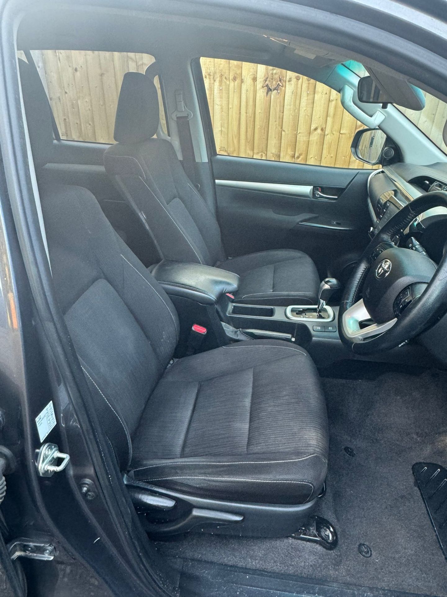 2021 TOYOTA HILUX INVINCIBLE D-4D 4WD DCB AUTOMATIC – GREY - Image 18 of 20