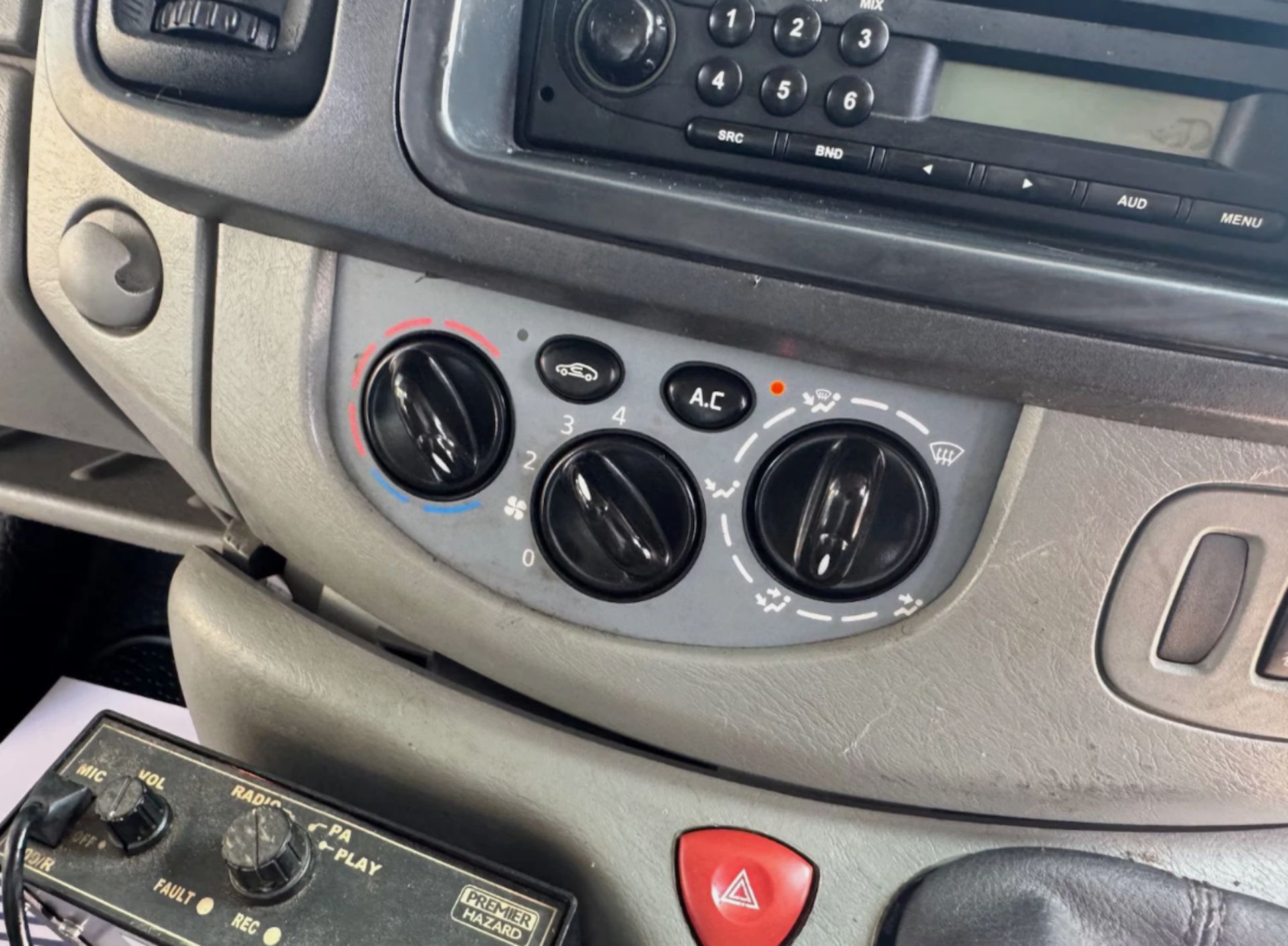 2011 VAUXHALL VIVARO SWB CDTI 90PS PANEL VAN - DIESEL – MANUAL – WHITE - Image 17 of 21