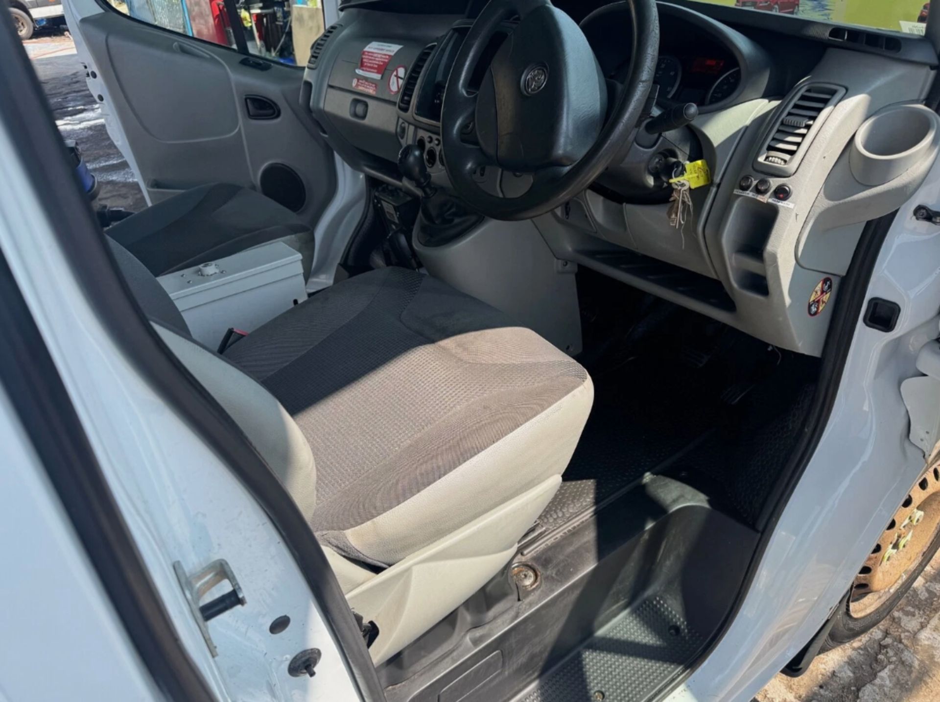 2011 VAUXHALL VIVARO SWB CDTI 90PS PANEL VAN - DIESEL – MANUAL – WHITE - Image 18 of 21