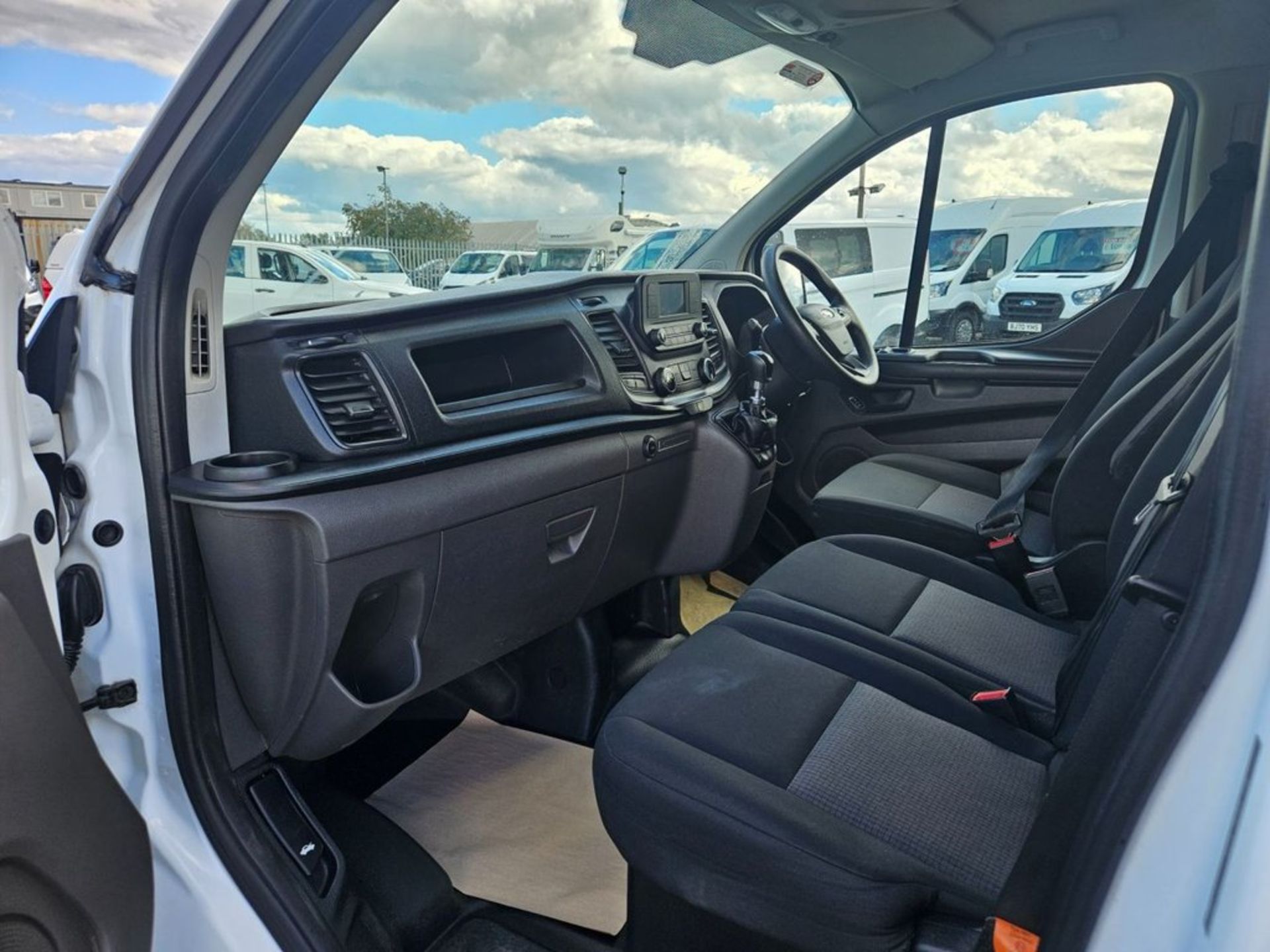 **(ONLY 102K MILEAGE)** 2020 FORD TRANSIT CUSTOM 300 LEADER 2.0 TDCI – SWB >>--NO VAT ON HAMMER--<< - Image 11 of 13
