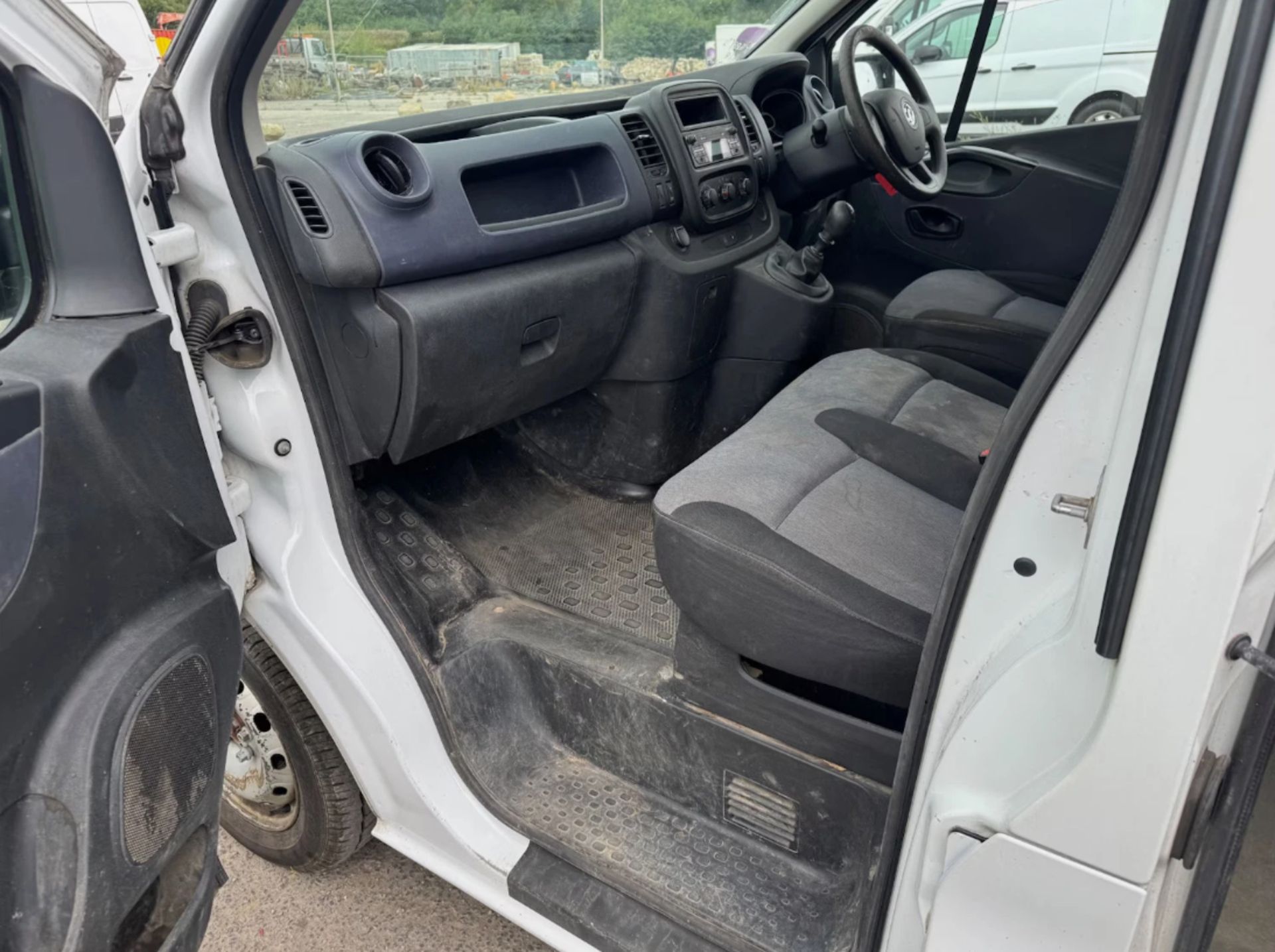 2017 VAUXHALL VIVARO SWB 6 SEATER FACTORY DOUBLE CAB - Image 10 of 15