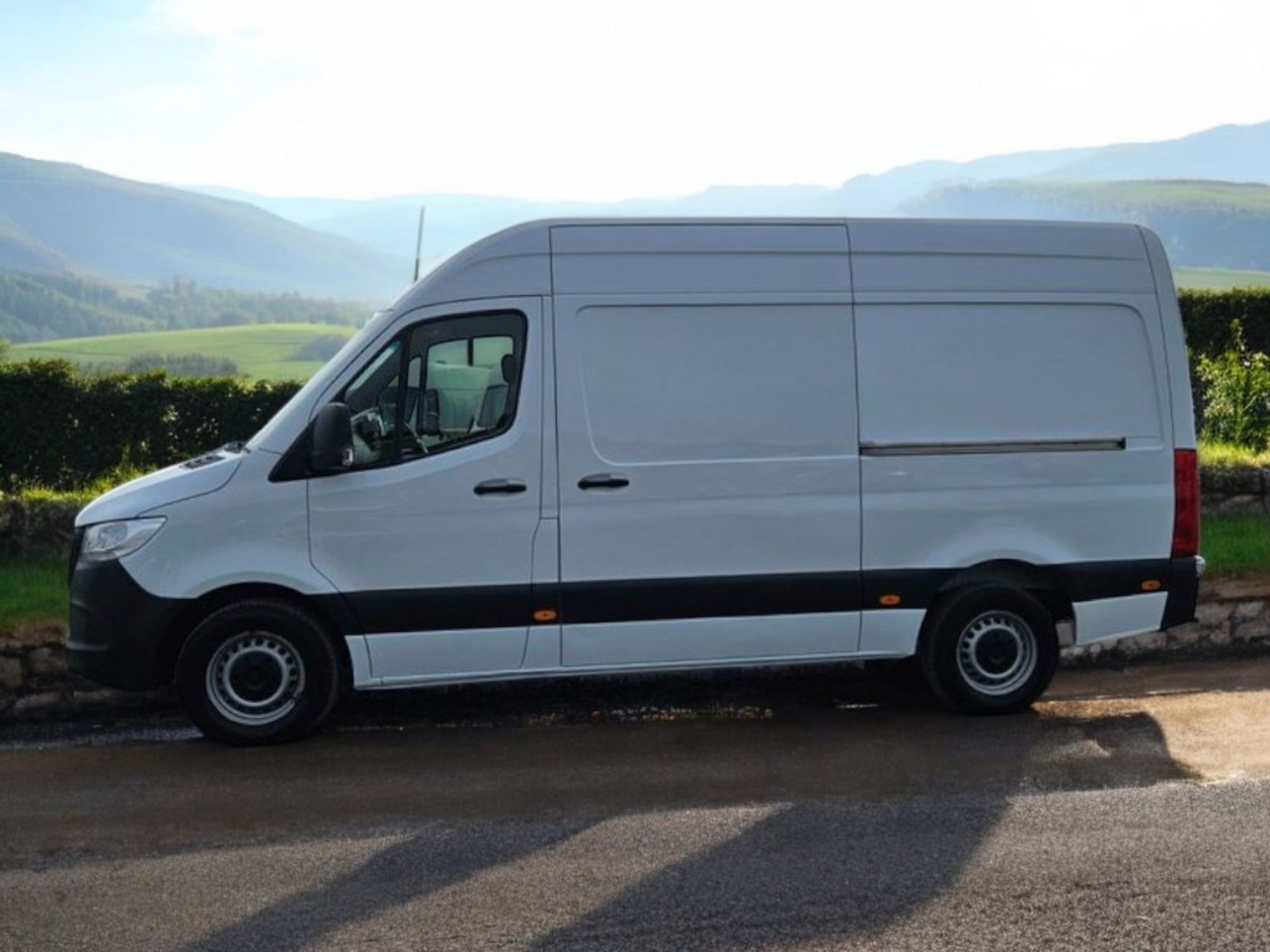 **(ONLY 69K MILEAGE)** 2021 MERCEDES-BENZ SPRINTER 315CDI PROGRESSIVE RWD L2H2 PANEL VAN - Image 2 of 10