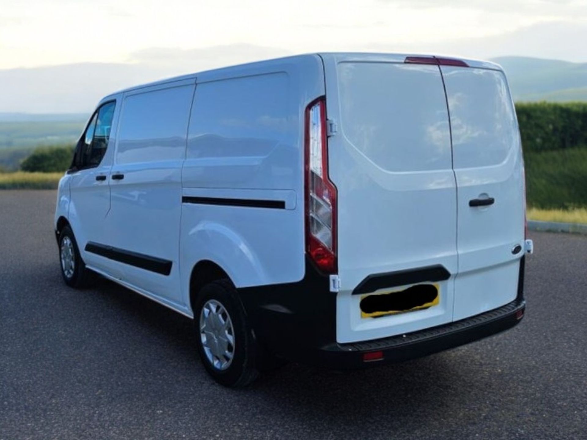 **(ONLY 102K MILEAGE)** 2020 FORD TRANSIT CUSTOM 300 LEADER 2.0 TDCI – SWB >>--NO VAT ON HAMMER--<< - Image 4 of 13
