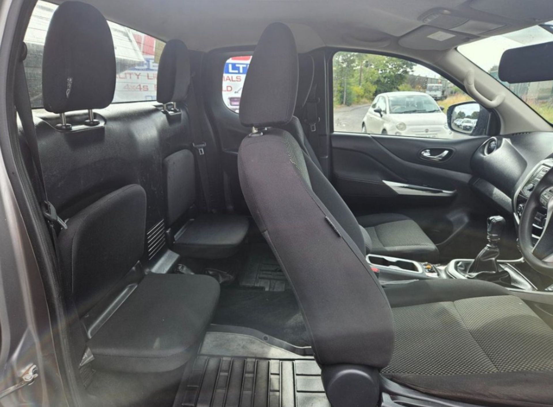 **(ONLY 71K MILEAGE)** 2020 NISSAN NAVARA ACENTA DCI 2.3 DIESEL MANUAL KING CAB PICK UP - Image 10 of 13