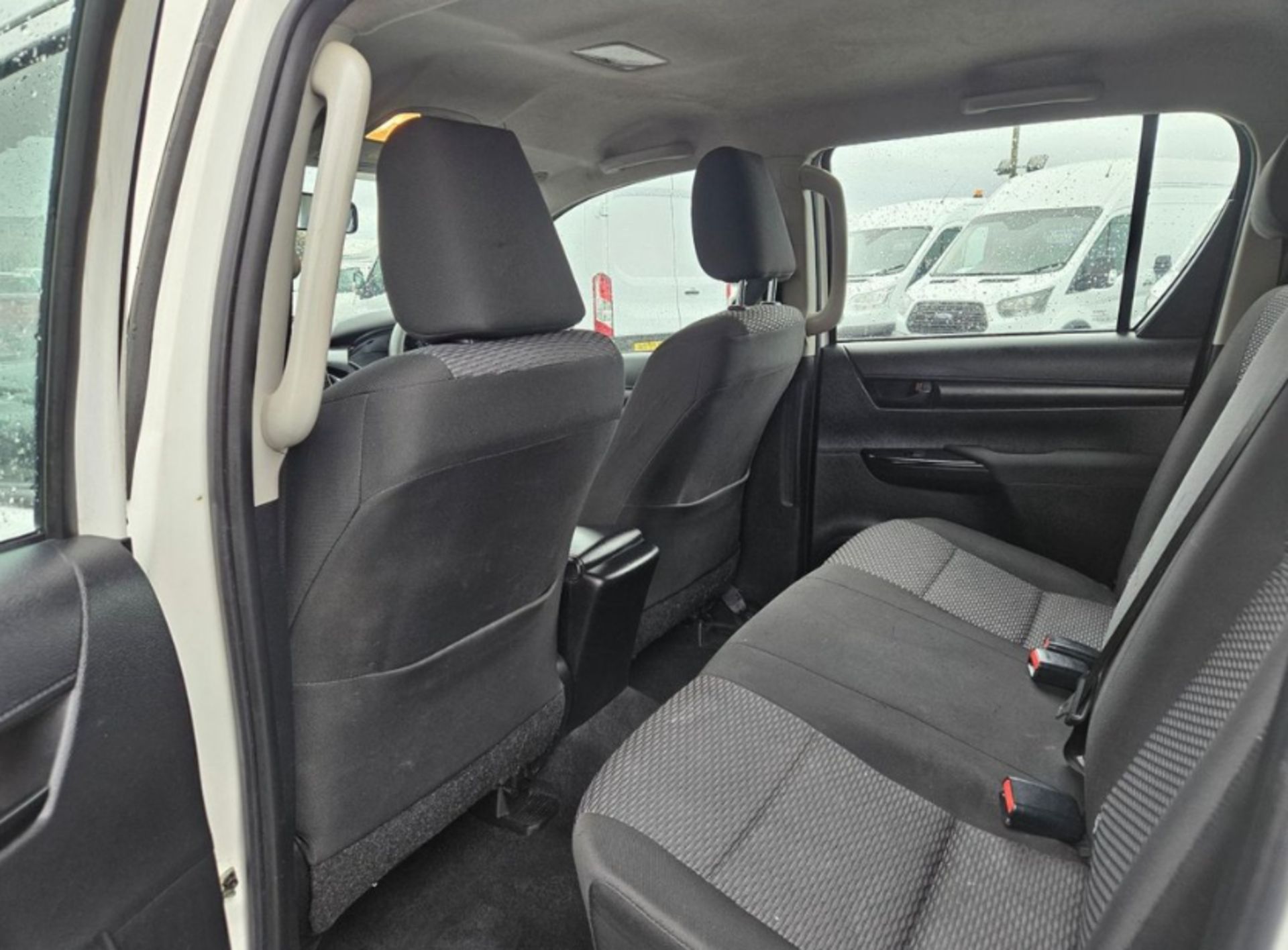 **(ONLY 104K MILEAGE)** 2019 TOYOTA HILUX ACTIVE D-4D 4WD DOUBLE CAB - Image 9 of 13