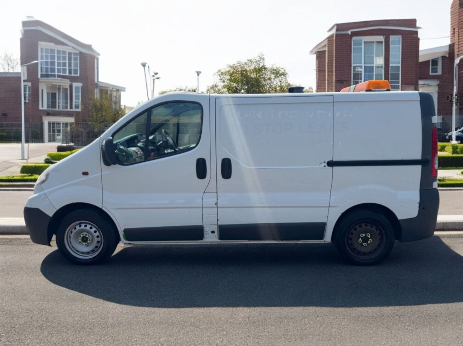 2011 VAUXHALL VIVARO SWB CDTI 90PS PANEL VAN - DIESEL – MANUAL – WHITE - Image 7 of 21