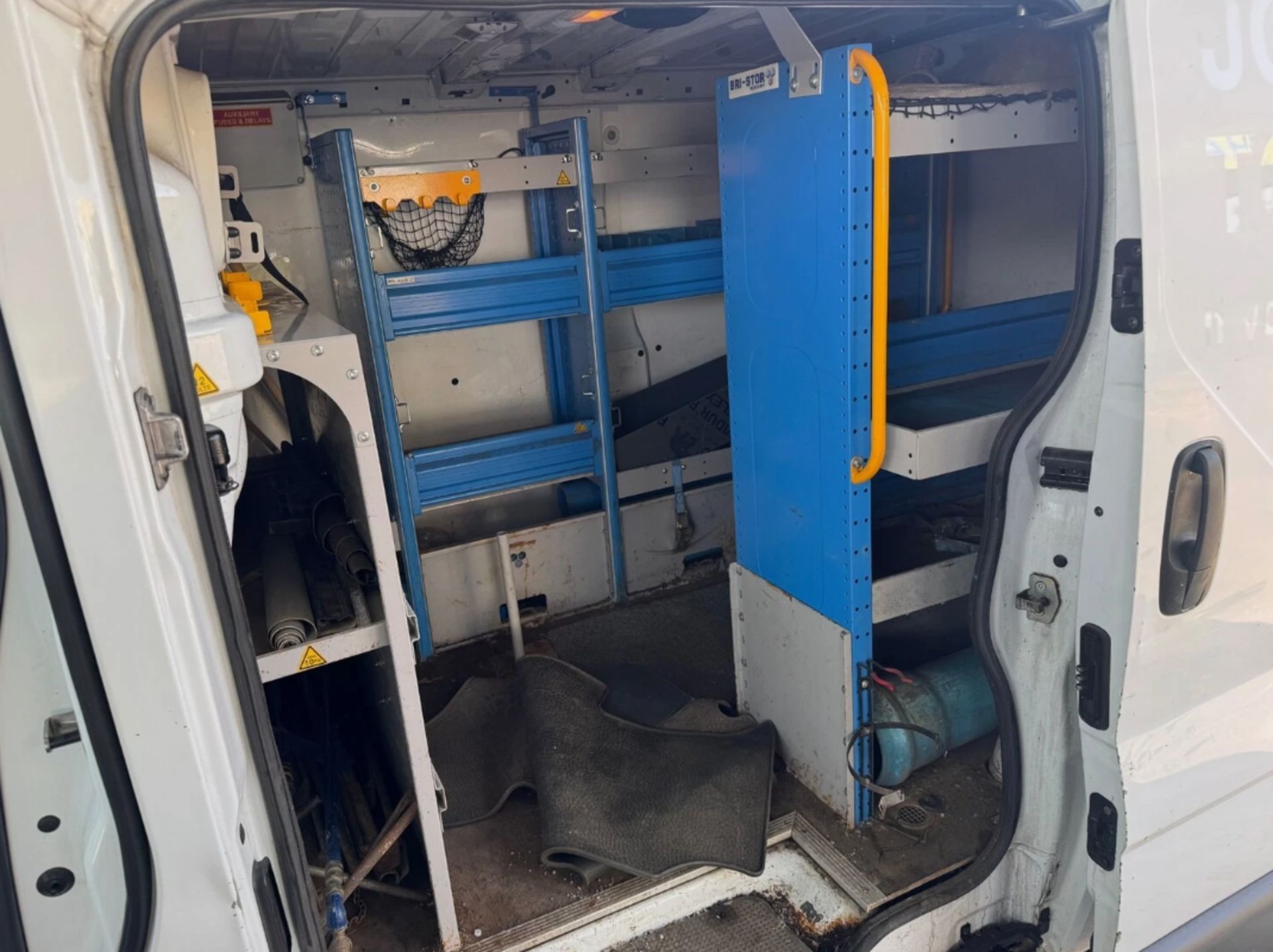 2011 VAUXHALL VIVARO SWB CDTI 90PS PANEL VAN - DIESEL – MANUAL – WHITE - Image 19 of 21