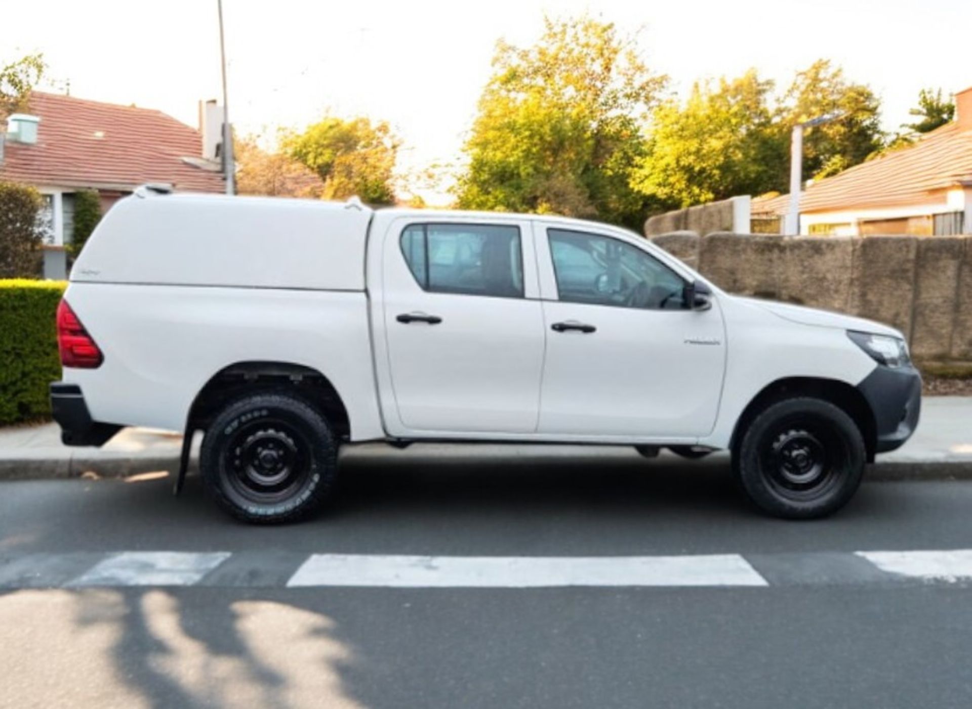 **(ONLY 104K MILEAGE)** 2019 TOYOTA HILUX ACTIVE D-4D 4WD DOUBLE CAB - Image 2 of 13