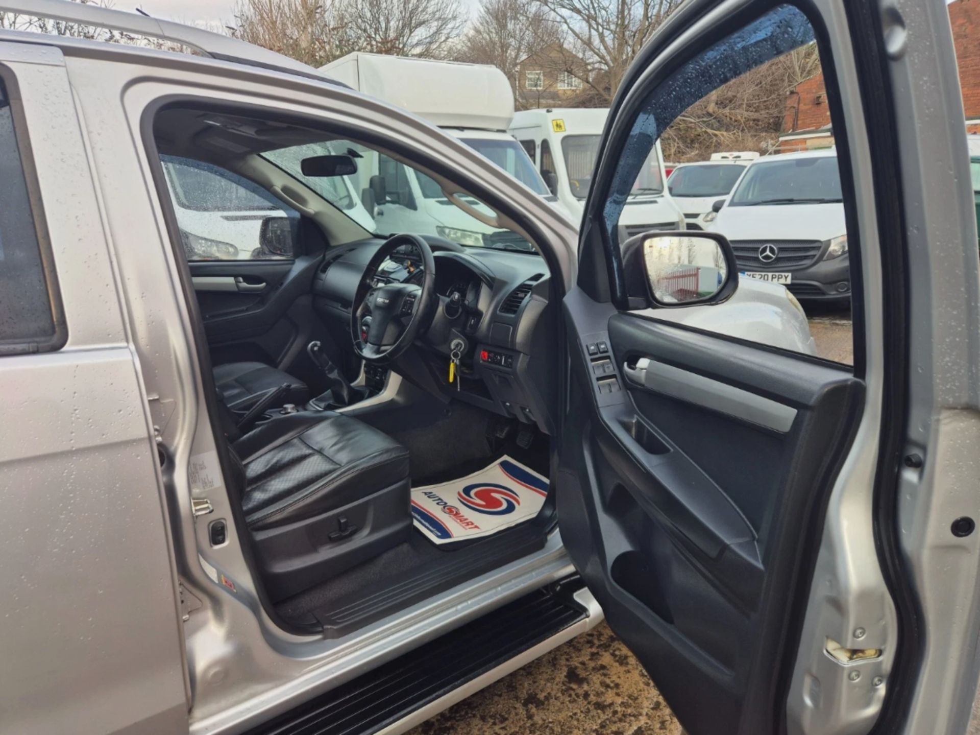 2015 ISUZU RODEO D-MAX UTAH VISION 2.5 TWIN TURBO DIESEL 6-SPEED MANUAL >>--NO VAT ON HAMMER--<< - Image 9 of 25