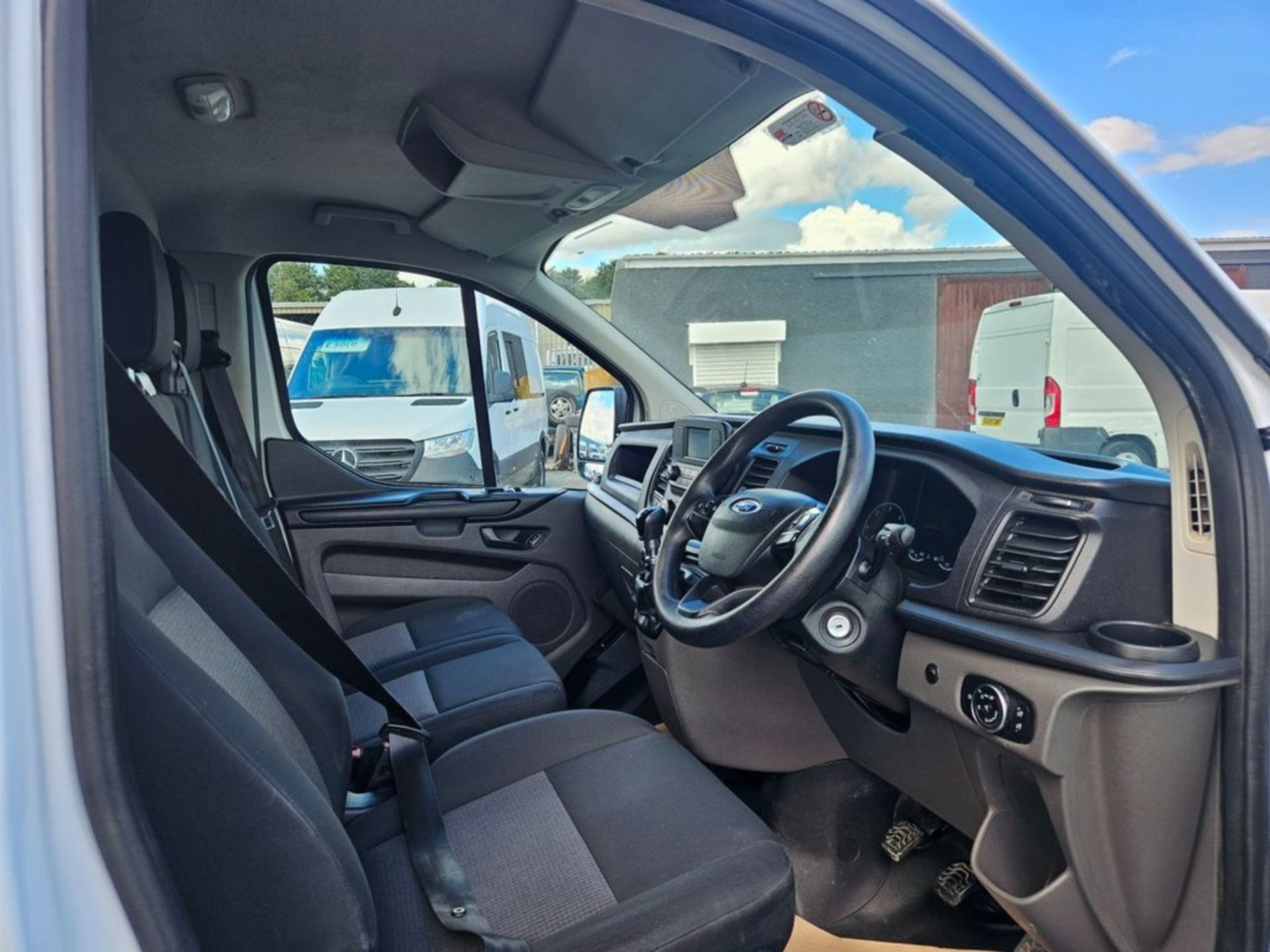 **(ONLY 102K MILEAGE)** 2020 FORD TRANSIT CUSTOM 300 LEADER 2.0 TDCI – SWB >>--NO VAT ON HAMMER--<< - Image 10 of 13