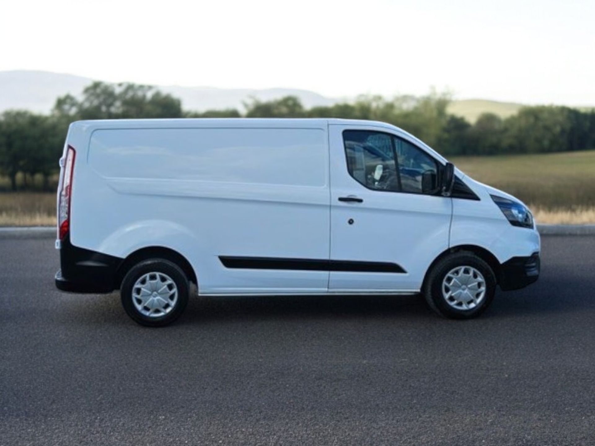 **(ONLY 102K MILEAGE)** 2020 FORD TRANSIT CUSTOM 300 LEADER 2.0 TDCI – SWB >>--NO VAT ON HAMMER--<< - Image 7 of 13