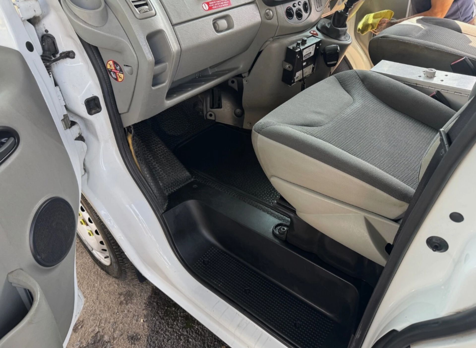 2011 VAUXHALL VIVARO SWB CDTI 90PS PANEL VAN - DIESEL – MANUAL – WHITE - Image 20 of 21