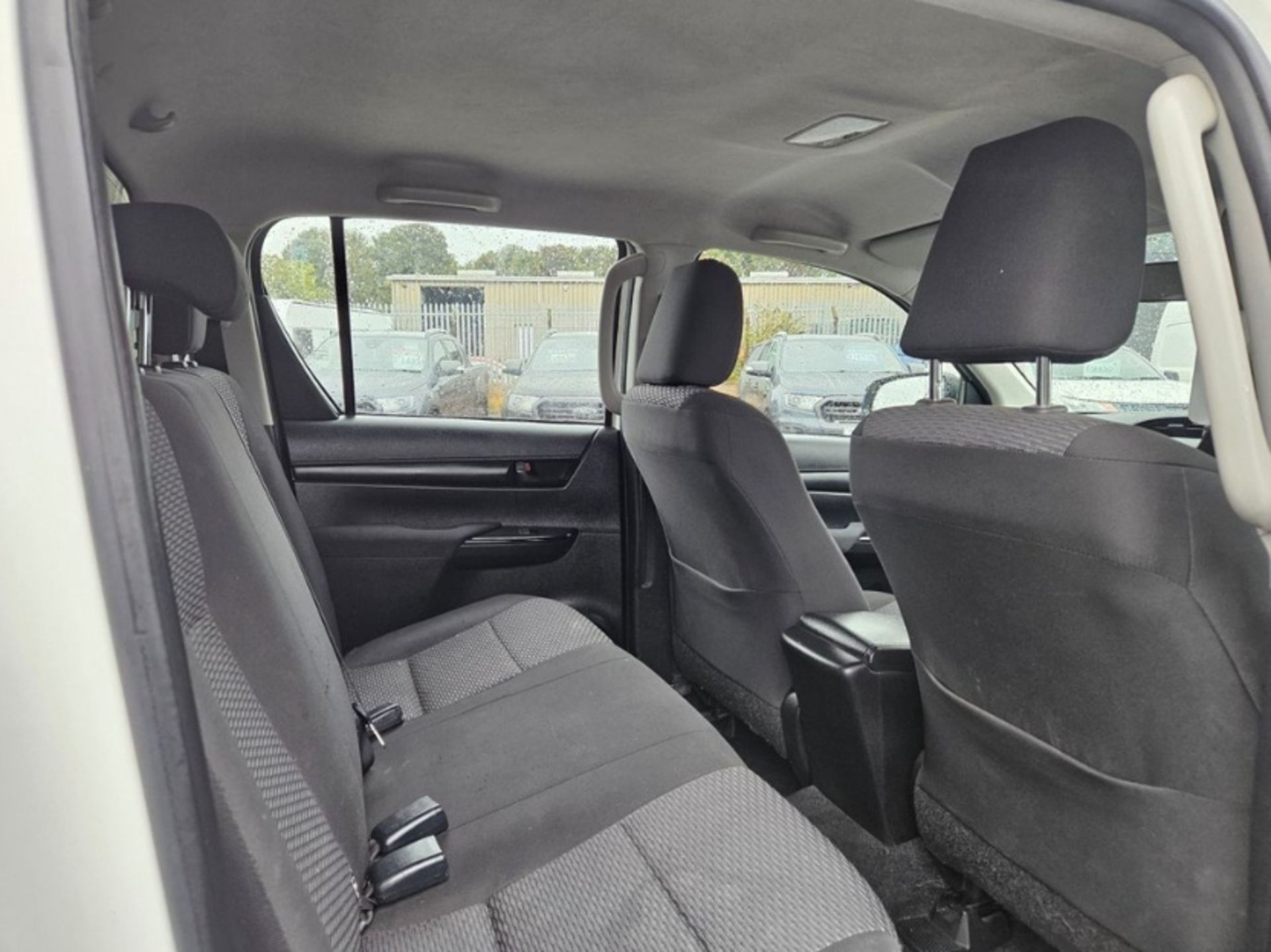 **(ONLY 104K MILEAGE)** 2019 TOYOTA HILUX ACTIVE D-4D 4WD DOUBLE CAB - Image 10 of 13