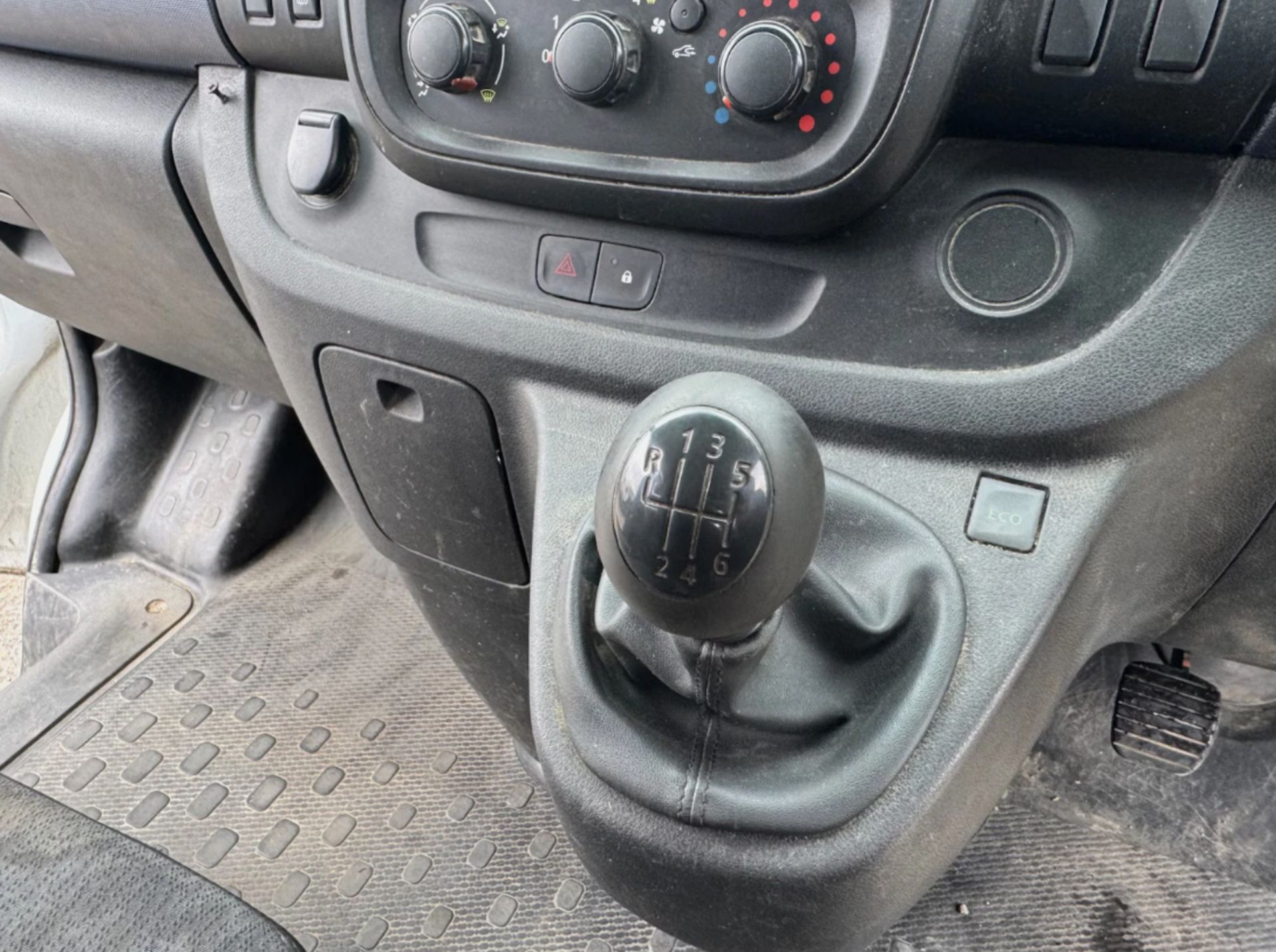 2017 VAUXHALL VIVARO SWB 6 SEATER FACTORY DOUBLE CAB - Image 13 of 15