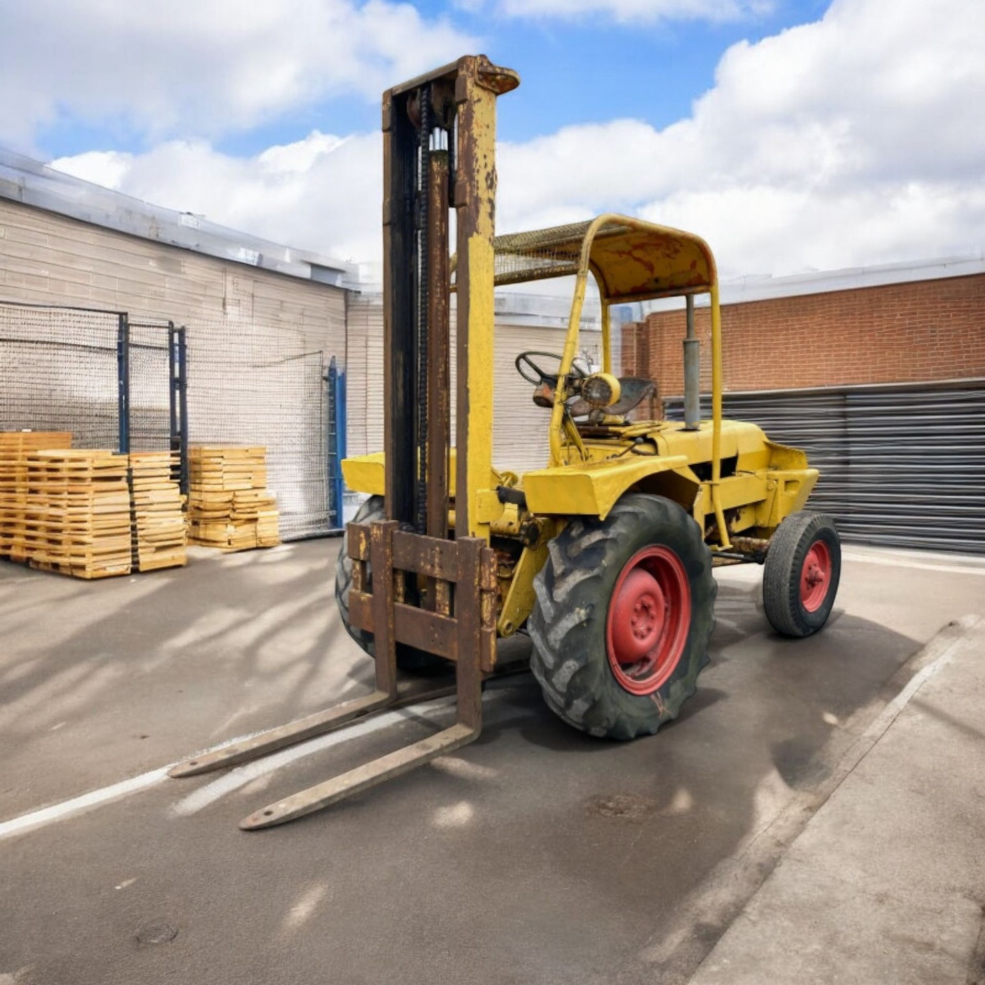 ROUGH TERRAIN FORKLIFT