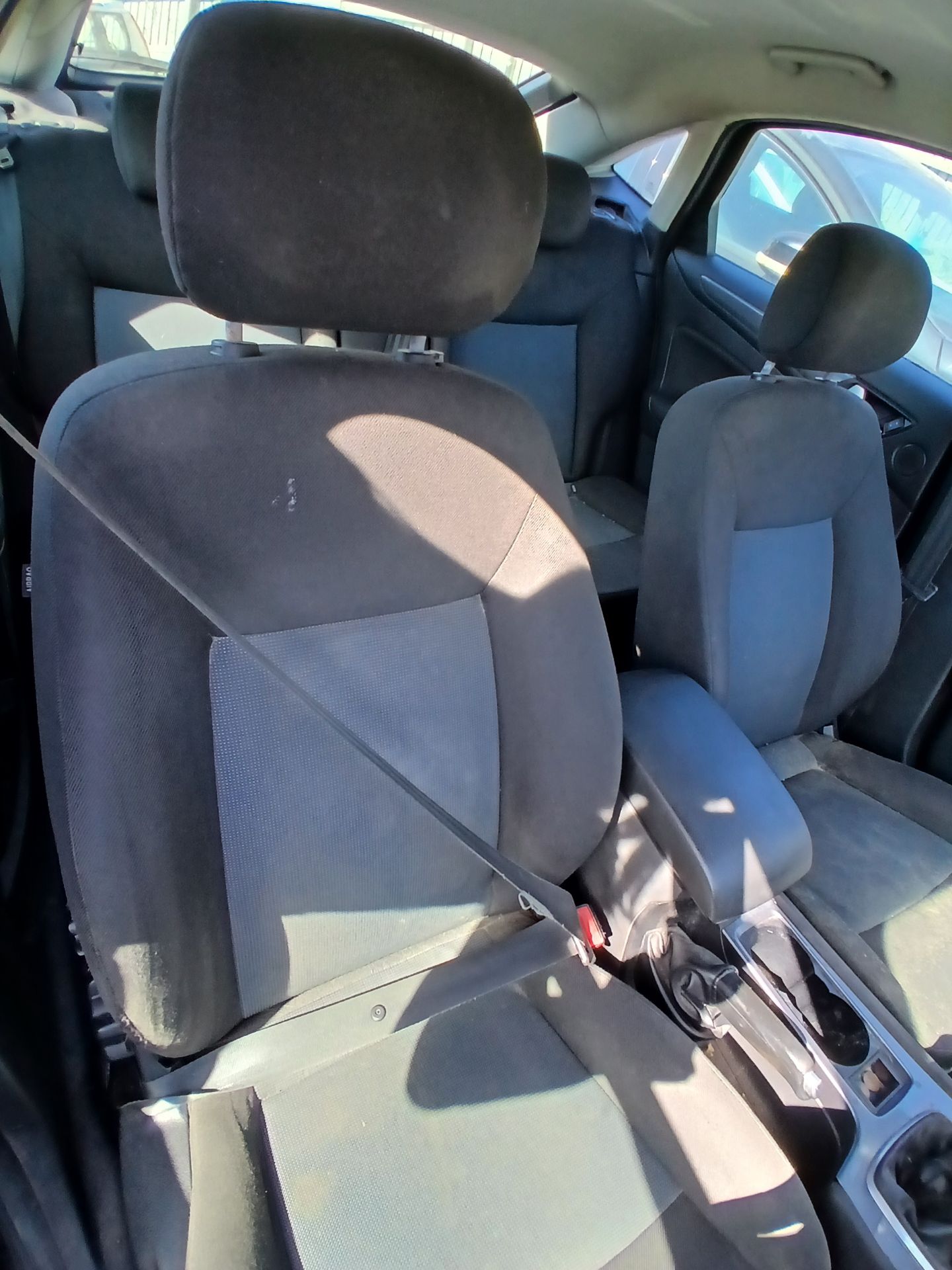 2014 FORD MONDEO GRAPHITE TDCI – 1.6 DIESEL MANUAL – BLACK HATCHBACK >>--NO VAT ON HAMMER--<< - Image 7 of 10