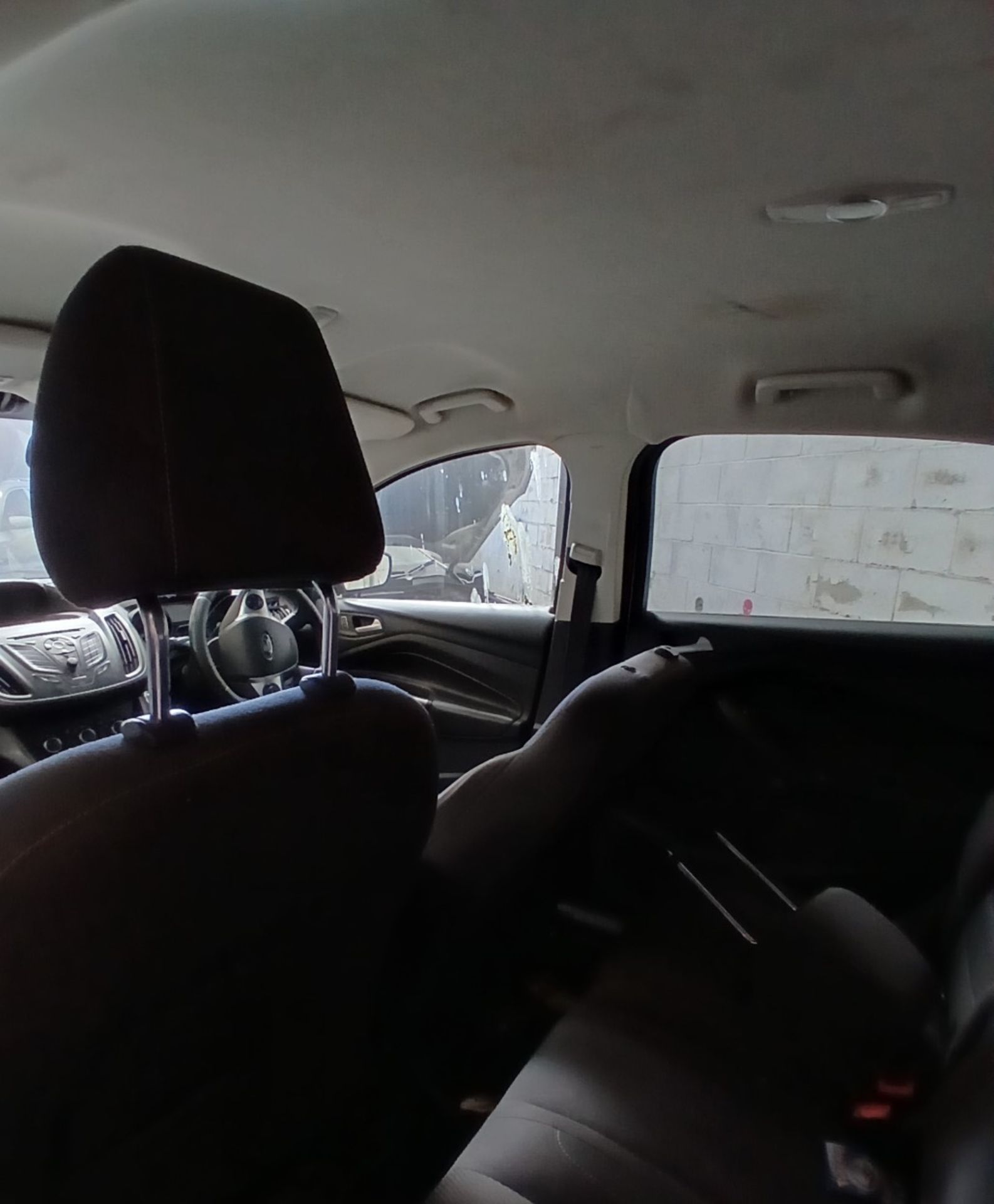 2015 FORD KUGA ZETEC TDCI – 2.0 DIESEL – MANUAL – WHITE – SUV - NO VAT ON HAMMER - Image 4 of 12