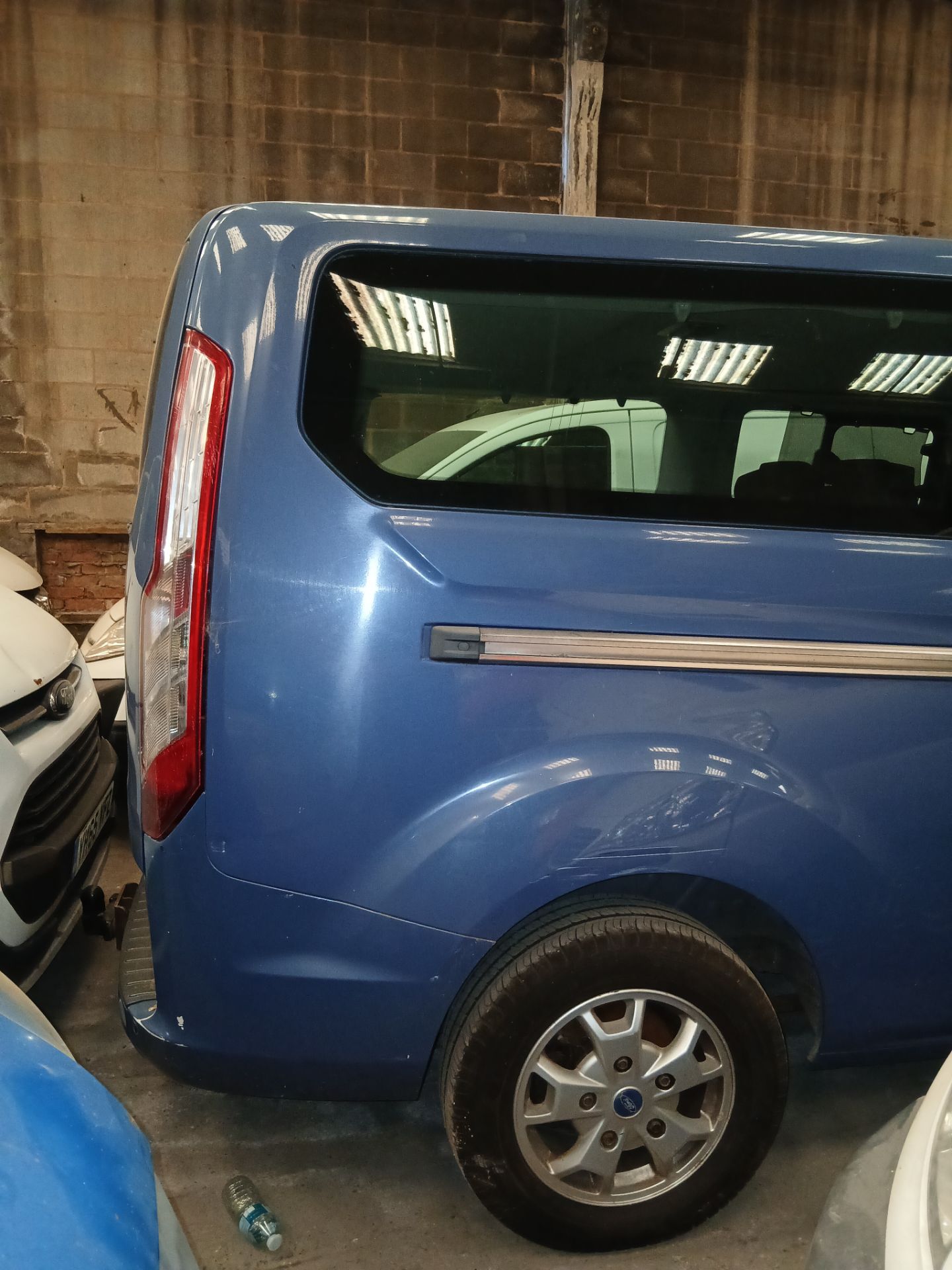 2014 FORD TOURNEO CUSTOM 300 LTD E-TECH – VAN DERIVED CAR – 2198CC DIESEL >>--NO VAT ON HAMMER--<< - Image 8 of 9