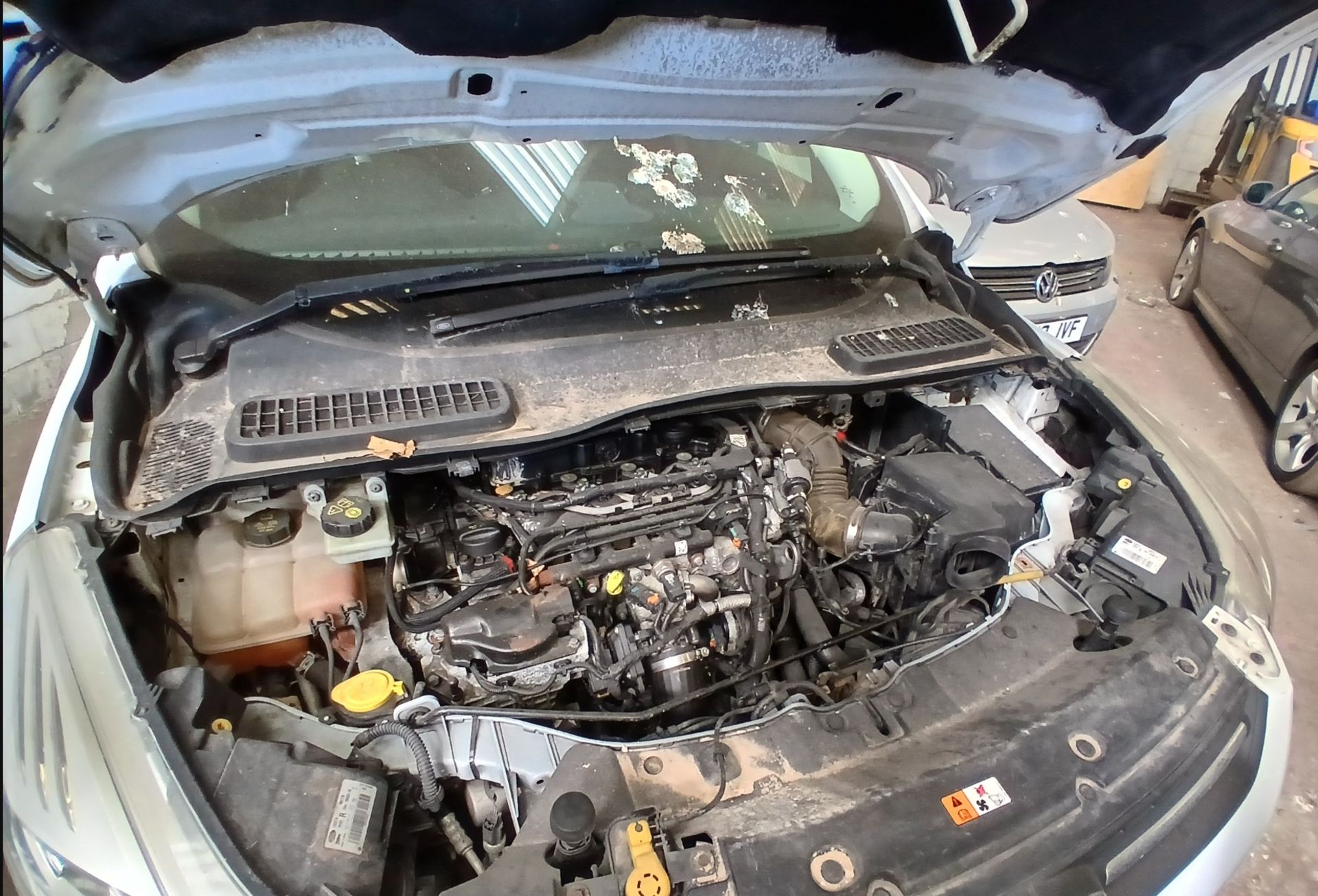 2015 FORD KUGA ZETEC TDCI – 2.0 DIESEL – MANUAL – WHITE – SUV - NO VAT ON HAMMER - Image 5 of 12