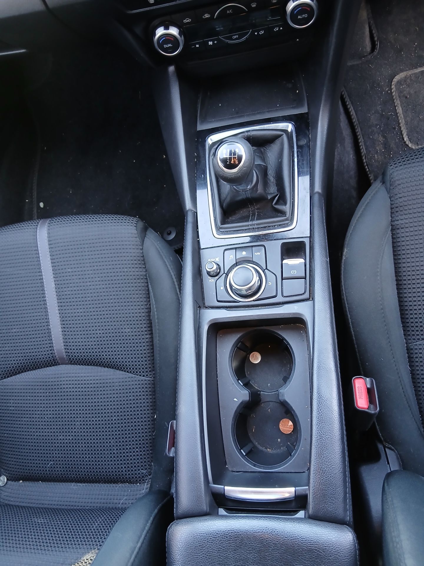 2017 MAZDA 3 SE-L NAV SALOON - MANUAL - PETROL - 1998CC >>--NO VAT ON HAMMER--<< - Image 6 of 8