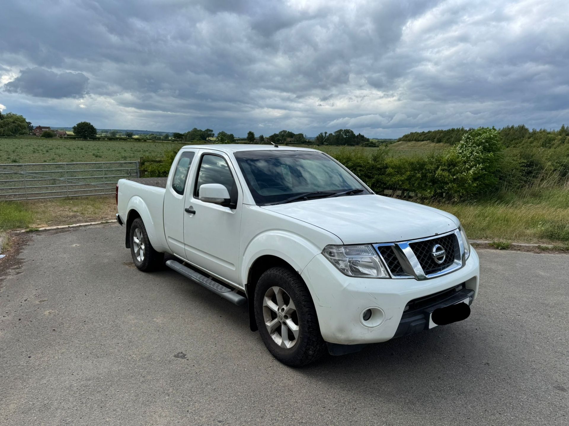 2011 NISSAN NAVARA ACENTA K/C DCI 188 – MANUAL DIESEL PICKUP >>--NO VAT ON HAMMER--<< - Image 2 of 10