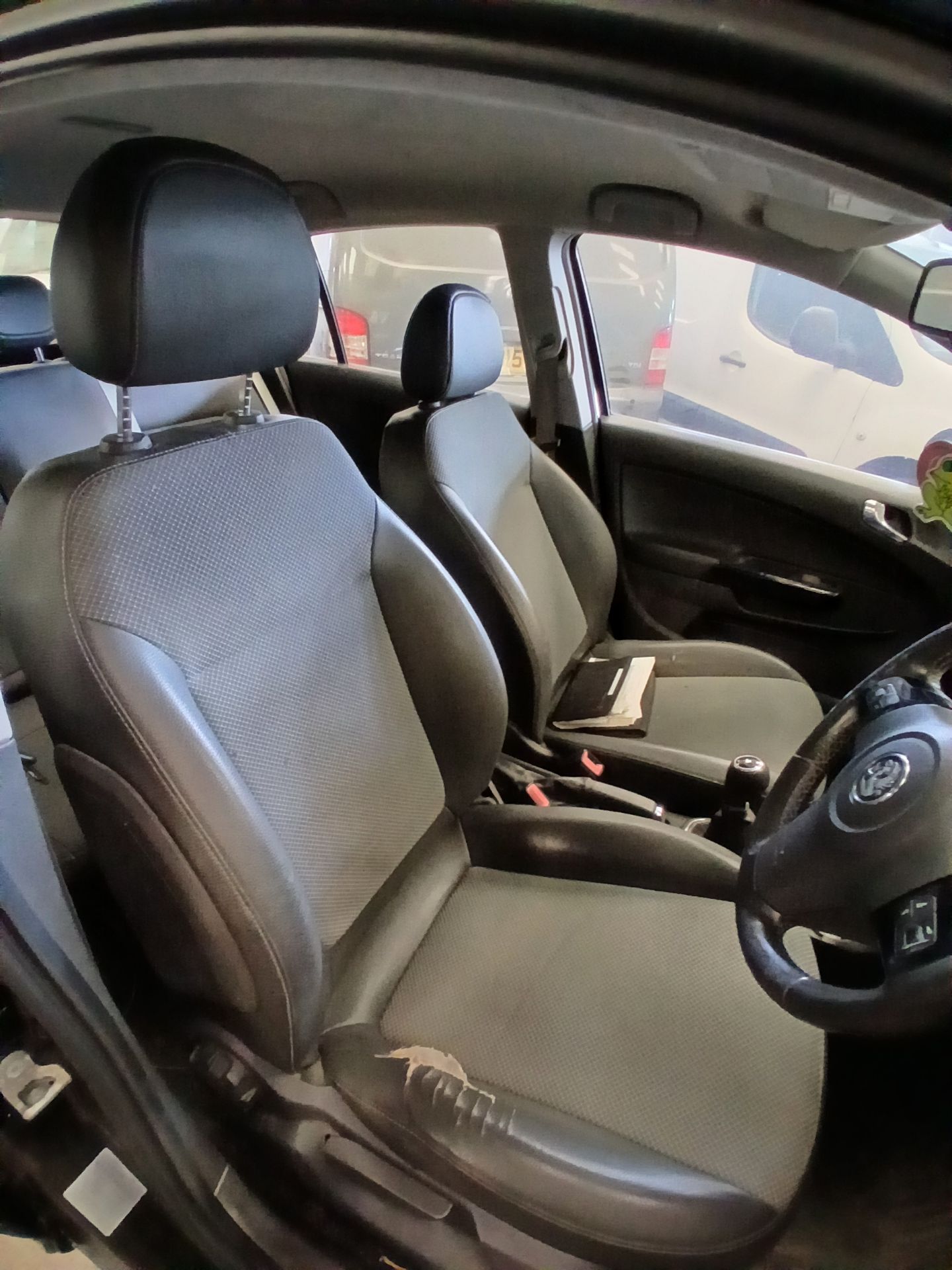 2008 VAUXHALL CORSA DESIGN – 1.4L PETROL – MANUAL – HATCHBACK >>--NO VAT ON HAMMER--<< - Image 7 of 13