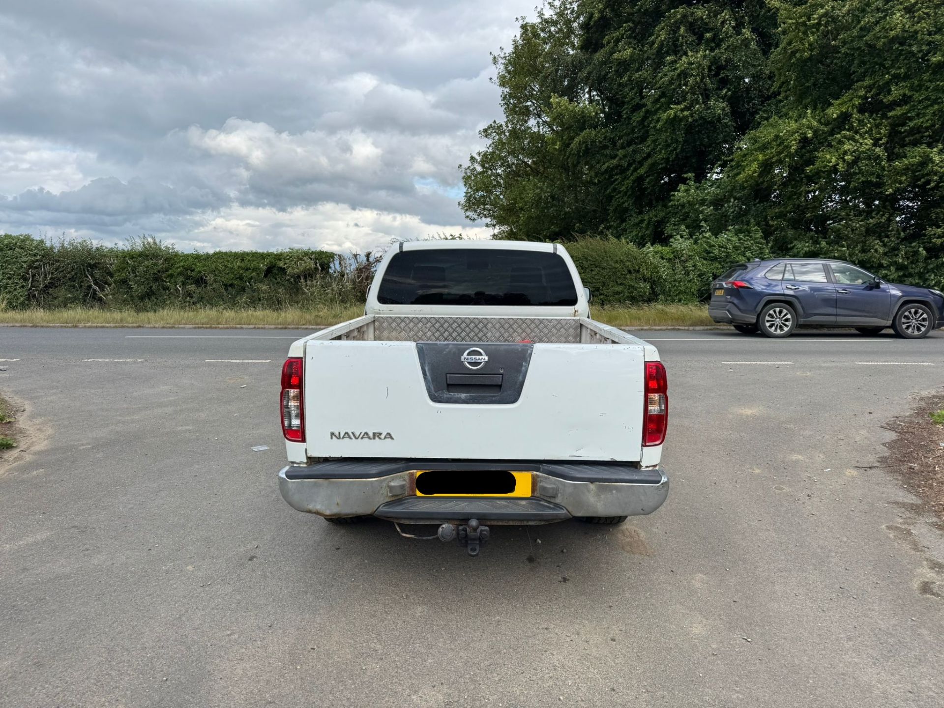 2011 NISSAN NAVARA ACENTA K/C DCI 188 – MANUAL DIESEL PICKUP >>--NO VAT ON HAMMER--<< - Image 3 of 10