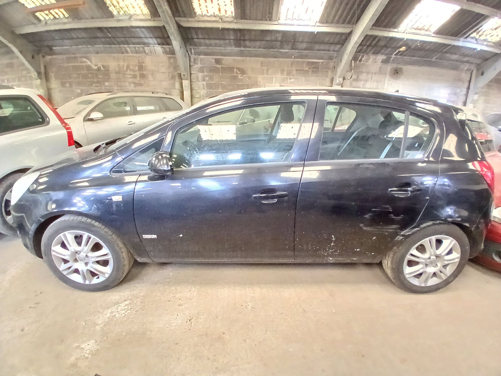 2008 VAUXHALL CORSA DESIGN – 1.4L PETROL – MANUAL – HATCHBACK >>--NO VAT ON HAMMER--<< - Image 4 of 13